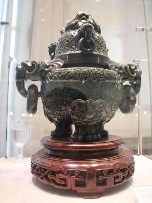 它的展品和藏品补充上海博物馆收藏品以外的近现代工艺美术精品,是